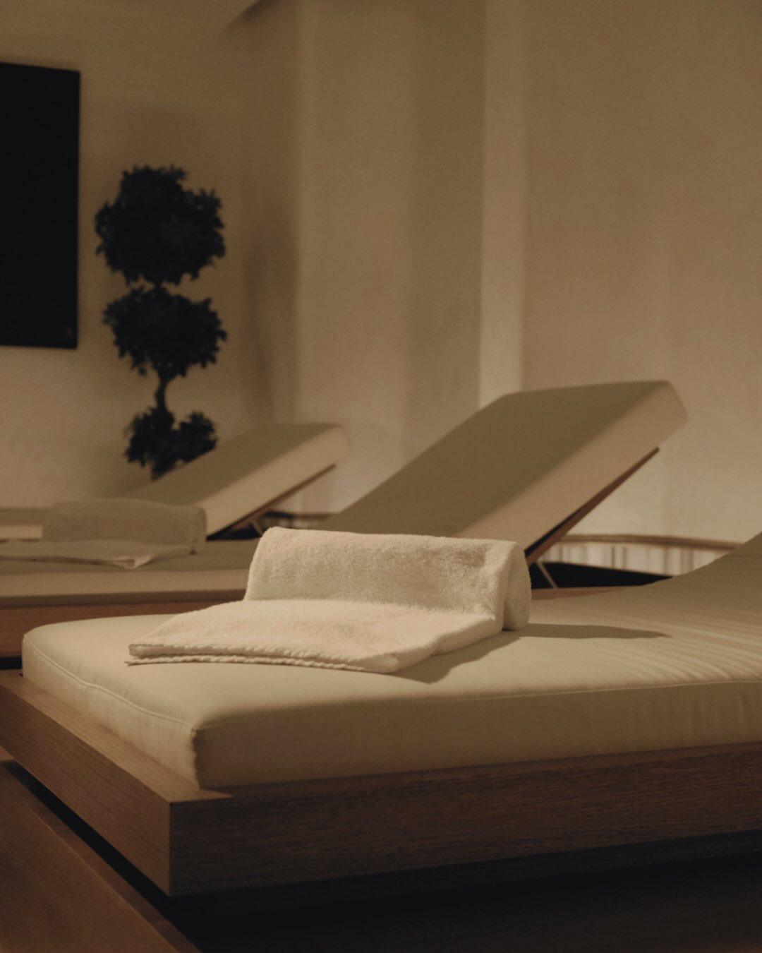 Dokular, ışık, dinginlik, etrafını saran hava…

Her biri bedene bırakmanın güvenli olduğunu, zihne ise artık acele etmesine gerek olmadığını hatırlatır.

Elemnt Spa’da deneyiminizi ayırtın.

The textures, the light, the stillness, the air around you…

Each one is designed to remind the body that it is safe to release, and the mind that it no longer needs to rush.

Reserve your experience at Elemnt Spa.

#TheSpiritOfElemnt #TheArtofHosting