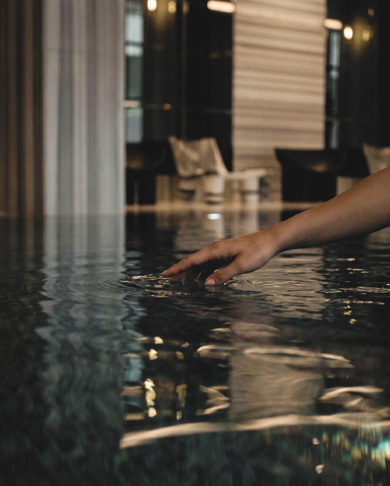 Su zorlamaz. Akar. Arındırır. Sarar.

Onun dinginliğinde kendi sessizliğini duyarsın.

Water does not force. It flows. It cleanses. It holds.

In its stillness, you hear your own silence.

#TheSpiritOfElemnt #TheArtofHosting